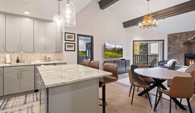 Beautiful Remodel, Mountain Views, A/C, Pool, Hot Tub | W406