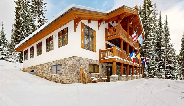 Beautiful ski chalet with gourmet kitchen, theater room & private hot tub