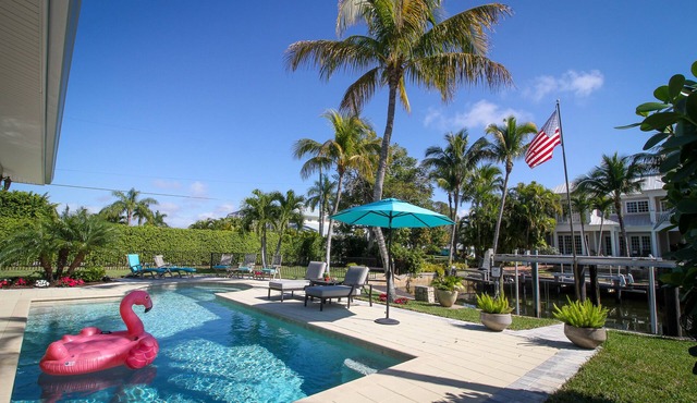 Beautiful Waterfront Pool Home with Boat Lift near dwntown Naples, PET friend in Naples