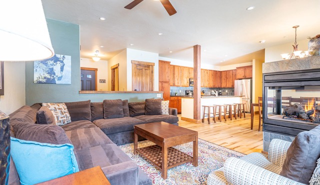 Beautiful West Village three bedroom, Large living area, free WiFi
