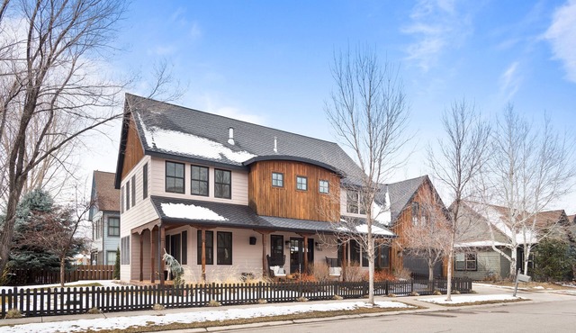 BEAUTIFULLY FURNISHED spacious family retreat in the heart of Willits