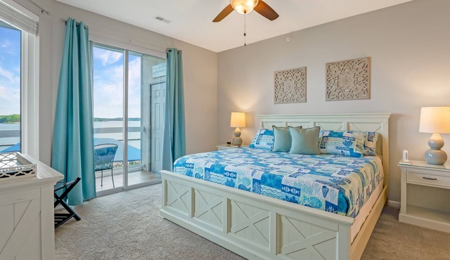 Believe the 275+ 5 star reviews! Main waterfront & boat slip, Ice cream machine. in Osage Beach
