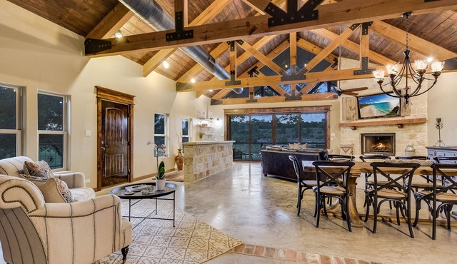 Blanco River Lodge - Beautiful Valley, 6 Acres, Sleeps 11, Pool & Hot Tub. in Blanco