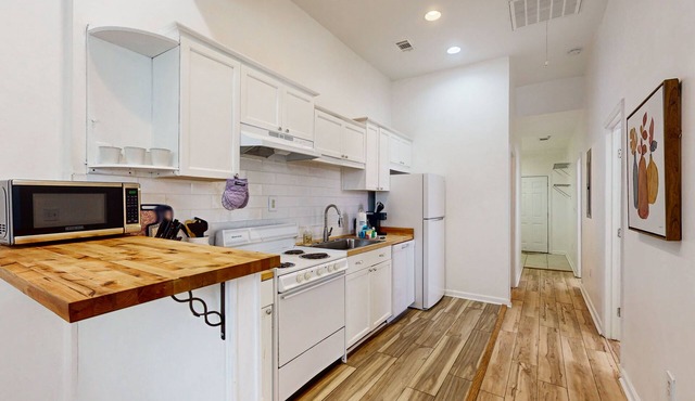 Boho duplex in a great location with smart TVs, well-equipped kitchen, W/D, & AC in Savannah