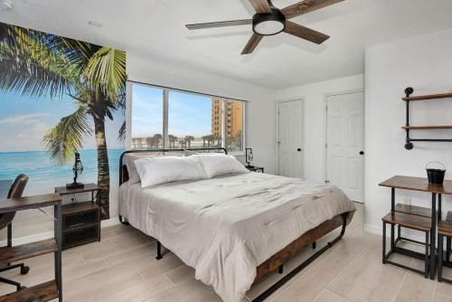 Breathtaking King Suite #9 Steps to Daytona Beach in Daytona Beach