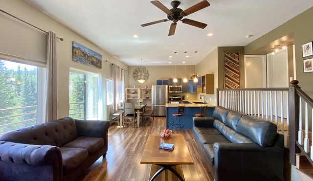Breezy CO mountain condo with spectacular sunset