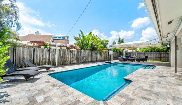 Bright and Comfy ~ 5 Star Location ~ Heated Pool in Wellington