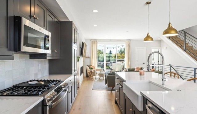 Bright and Warm 3B/4B Entire Townhome just blocks from Charming Old Town Arvada