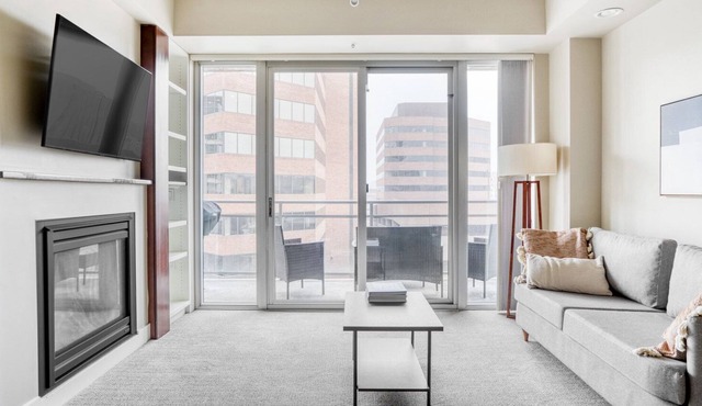 Bright Cherry Creek 2BR w/ Theater & Gym, nearby shopping, by Blueground