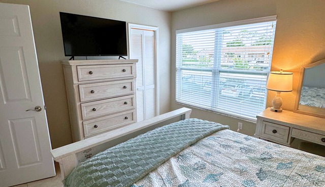 Bright end-unit 3BR w/vaulted ceilings near beach