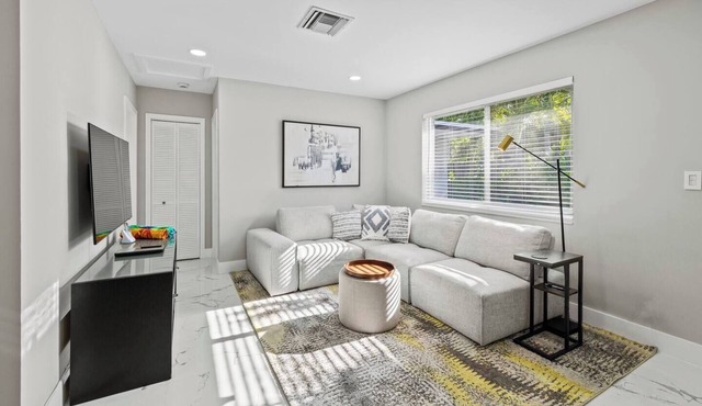 Bright Las Olas Beach Apartment