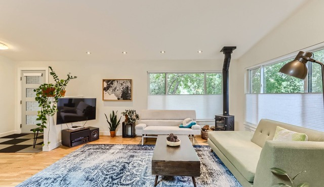 Bright & Open 2 Bed, Home Walk to Downtown & CU