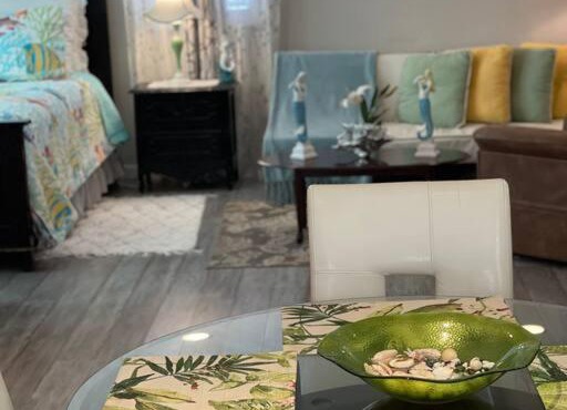 Bright Spacious Studio Near City and Palm Beach in West Palm Beach