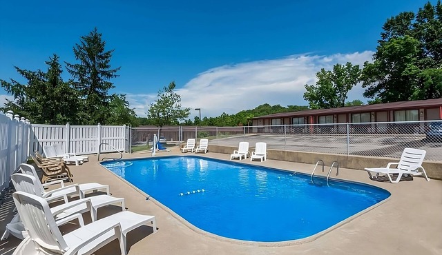 Budget-friendly Accommodation at Knights Inn Ashland! Onsite Pool, Free Parking! in Ashland