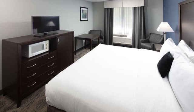 Budget-friendly Accommodation! Onsite Pool, Free Parking & Breakfast! in Sequim