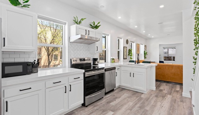 Built in Bluetooth SPEAKERS- Spacious 5-bedroom house, private parking in Denver