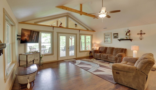'Bullfrog Bluff' Mountain View Cabin w/Deck! in Mountain View
