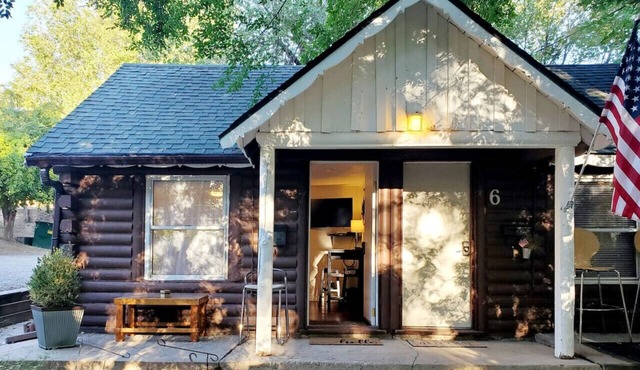 Cabin 07 PETS OK 🐾Rustic Old West Studio+Kitchen