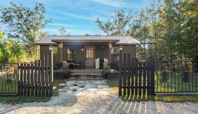 Cabin close to FL Caverns! Pool, WI-FI, & Firepit