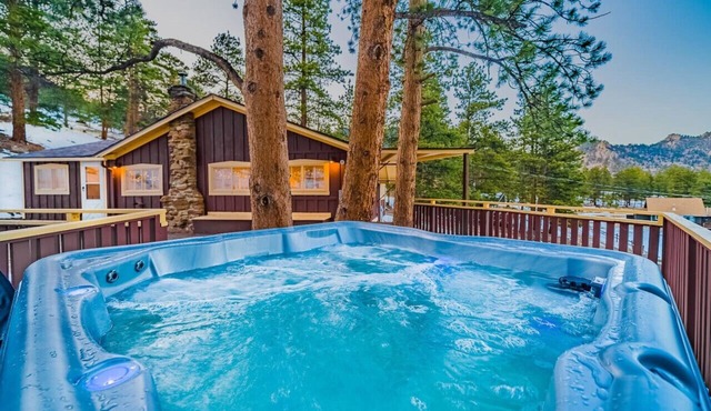 Cabin, views, private hot tub, hike into Natl Park