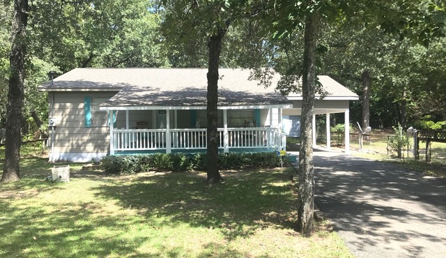 Callender Lake Cabin near Canton Trade Days and Artsy Edom,TX in Murchison