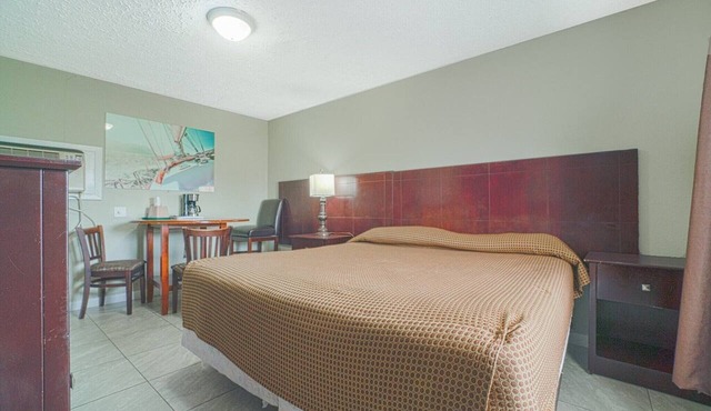 Cape Coral FL | King bed in Houston