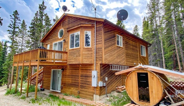 Cedar Barrel Sauna & Mtn Views - Pet-Friendly, 20 mi to Breckenridge