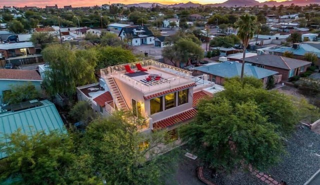 Central Home w/Panoramic Views - 1.3 miles to UofA/3.5 miles to downtown in Tucson