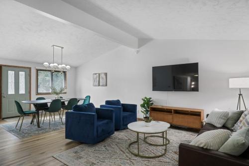 Central Location - 2 living spaces & covered patio! in Omaha