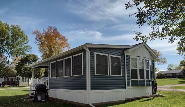 Champlain Island Escape - Cozy home in small waterfront community in Grand Isle