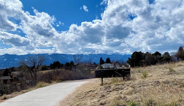 Charming 1-bedroom guest house in fabulous Colorado Springs with AC, WiFi, W/D
