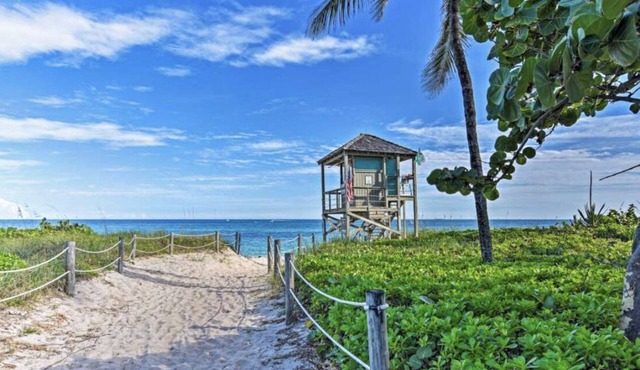 Charming 1-Bedroom Cottage Steps from the Beach! Large deck & private backyard