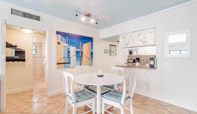 Charming 2br with BEACH ACCESS and full amenities in Key Biscayne