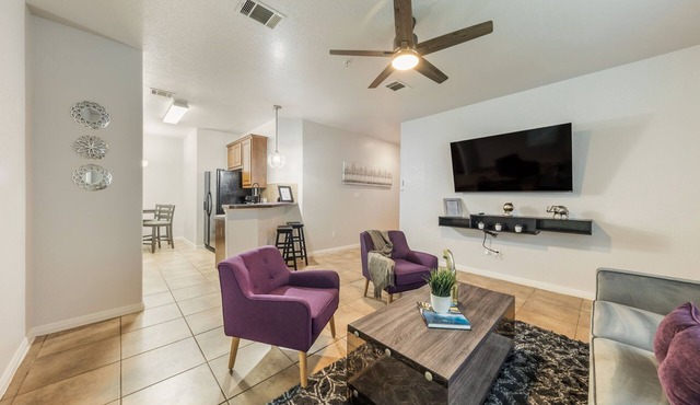"Charming 3BR/2BA Haven: Short Distance to Austin and surrounding Cities! in Elgin