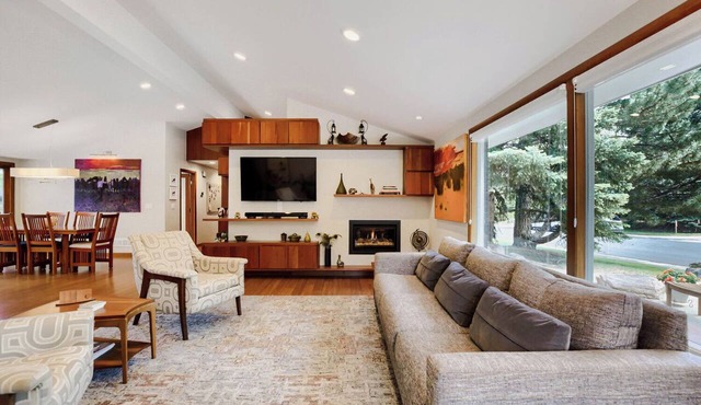 Charming 50s Remodel Near Chautauqua & University