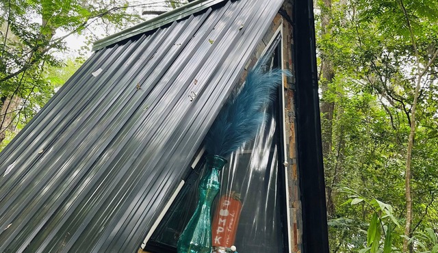 Charming AFrame Tiny home sleep capsule bungalow with AC & WiFi in Great Ocala in Ocala