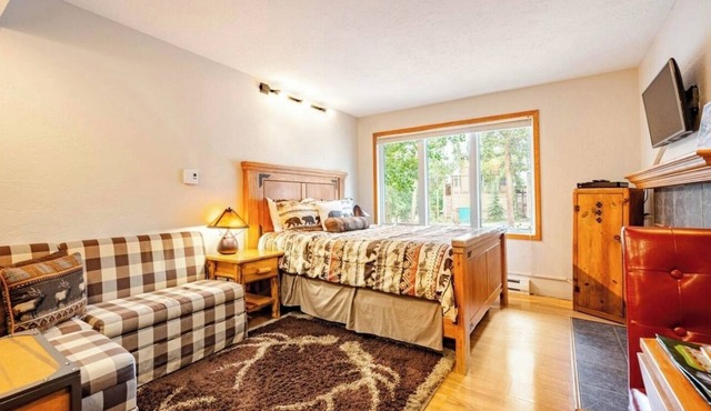 Charming and Cozy Studio for Two! Four O'clock Lodge B05