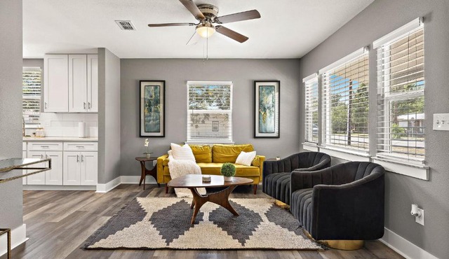 Charming Bungalow - Walk to Georgetown Square in Georgetown