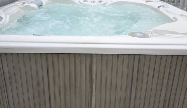 Charming Cozy Rambler 3 Bedroom 4 beds 2 bath with Hot Tub and Wheelchair Access
