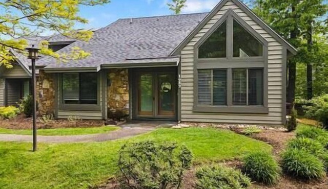 Charming Getaway Hidden Valley 4BR+3Bath Hot Tub in Jefferson Township