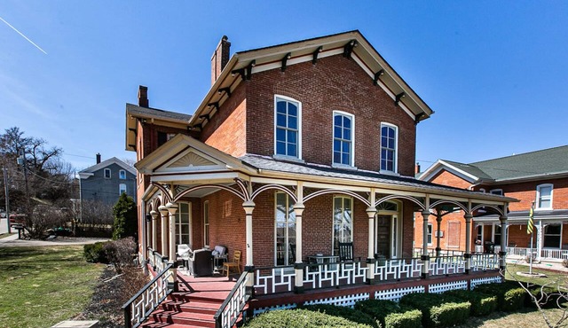 Charming Historic 4 Bedroom with Hot Tub in Dubuque