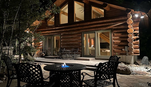 Charming Log Cabin - Hot Tub -Near Hiking & Dining - Dogs Welcome