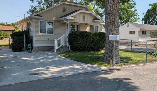 Charming Murray Home 2 bed/1 bath 20 min to ski/hike or downtown. 5 min to IMC. in Murray