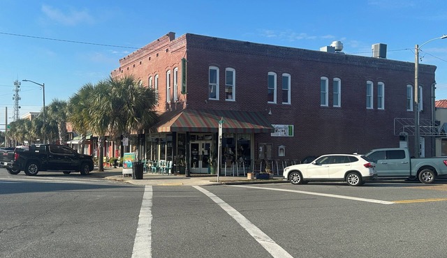 Charming pet-friendly suite in the heart of historic downtown Apalachicola