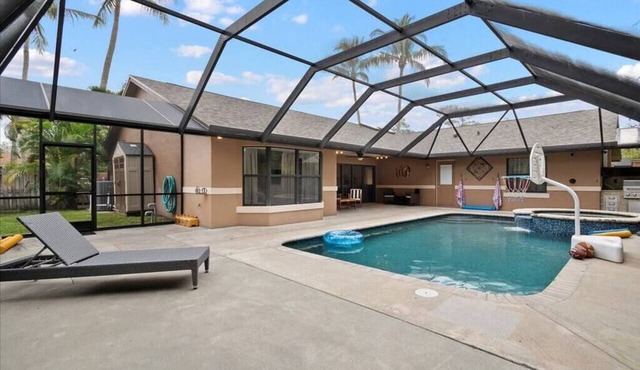 Charming, relaxing 4-bedroom house with a pool and BBQ Grill in Wellington in Wellington