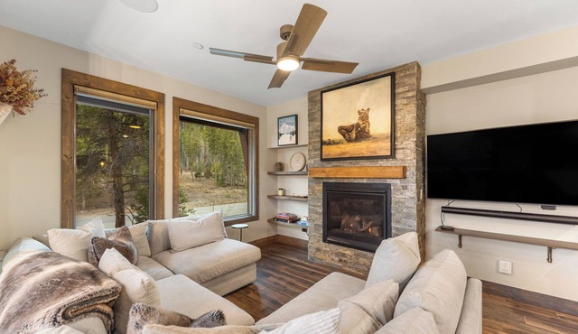 Charming Ski Condo Near Keystone with Fireplace & Scenic Balcony