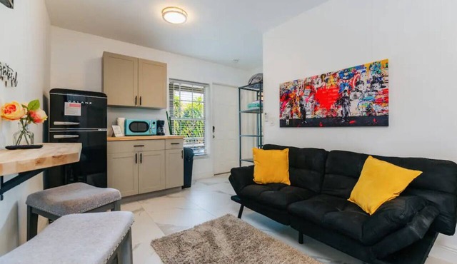 Charming Studio Apartment in Sunny Pompano Beach, Florida - Your Ideal Getaway! in Pompano Beach