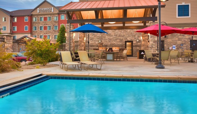 Charming Studio Suite Near Jordan Landing! Heated Pool & Hot Tub. Free Breakfast Buffet.