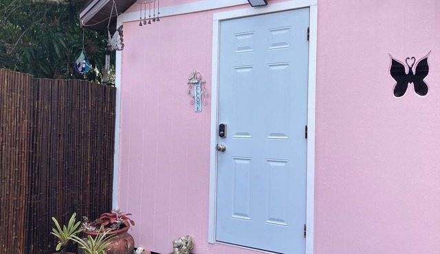 Charming tiny house with AC and WiFi in delightful Sarasota.Private and quiet. in Sarasota