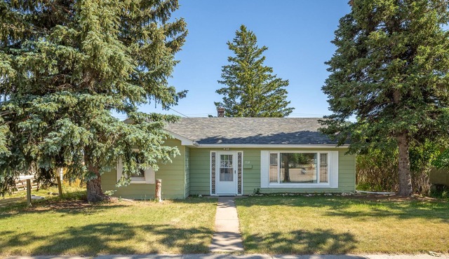 Cheerful 3 bedroom bungalow in downtown Custer! in Custer